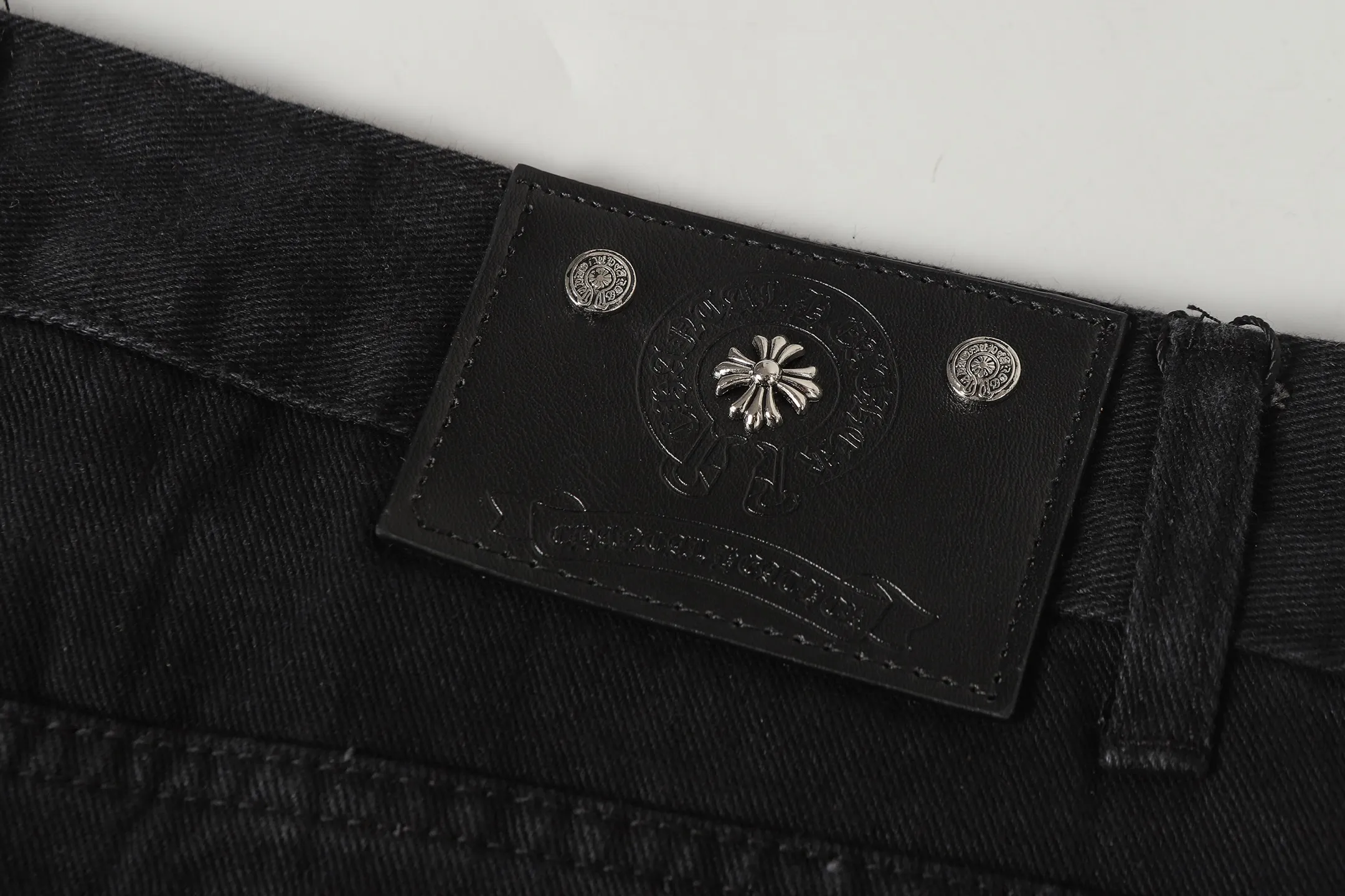 P260 Cross-border model, please do not place an order if you are pursuing quality - Chrome Hearts/Chrome Hearts Cross ✝️Pink embroidered washed jeans, trousers and casual pants - High weight, high density and high quality. The wool is soft, delicate and skin-friendly. It feels soft and silky. It has excellent warmth and skin-friendly properties - Custom-woven and dyed, no color difference. No matter the fabric or workmanship details, it beats the ordinary version on the market - Hardware zipper accessories are all customized, full of details -Colour: washed black -Size: 28 30 32 34 36